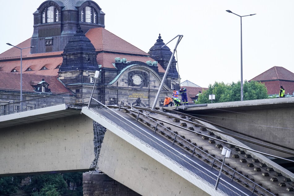 Die Sicherungsarbeiten an der Brücke gehen heute weiter.