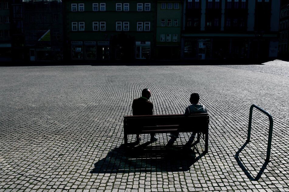 In der Corona-Krise haben die Behörden angeordnet, dass Menschen, die nicht in einem Haushalt miteinander wohnen, einen Mindestabstand von 1,5 Meter einhalten müssen.