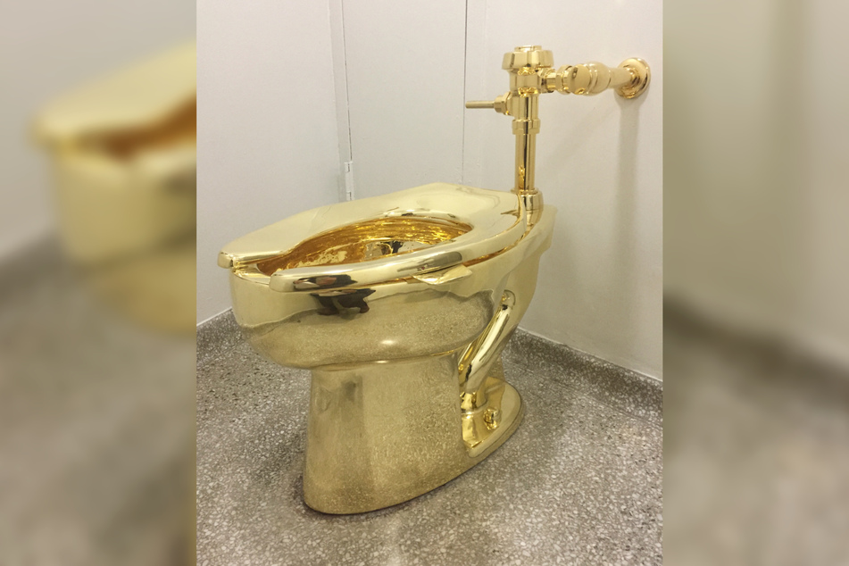 2016 wurde die voll funktionsfähige Toilette aus massivem Gold im Guggenheim Museum in New York ausgestellt.