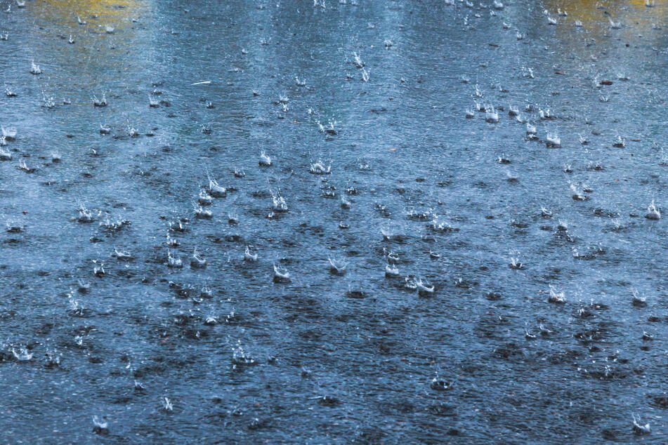 Besonders am Dienstag werden örtlich Gewitter und Regen erwartet. Gebietsweise kann es bis zu 25 Liter pro Quadratmeter in einer Stunde regnen.