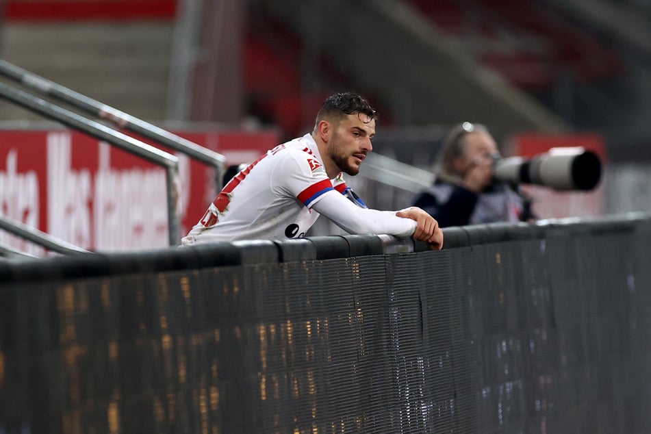 Muss zwei Spiele zuschauen: HSV-Kapitän Tim Leibold (27) wurde nach seiner Roten Karten im Derby gegen den FC St. Pauli für zwei Spiele gesperrt.