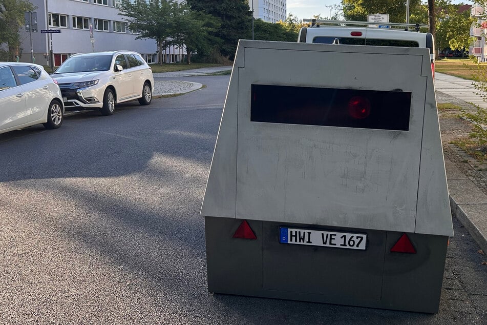 Die Radarfalle mit dem Kennzeichen "HWI-VE-167" ist von einem Schulstandort zum nächsten gewechselt.