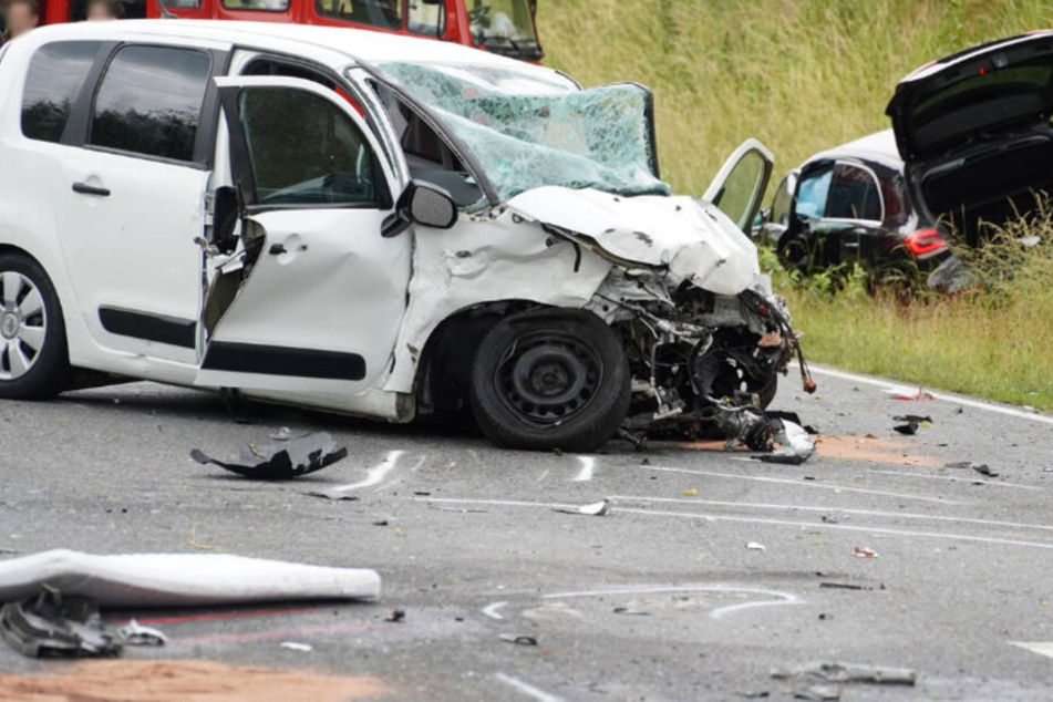 Drei Autos kollidieren nahe Kamenz: Zwei Tote und drei Schwerverletzte!