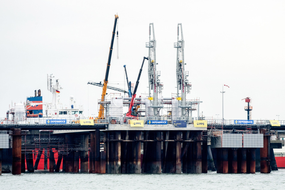 Der erste Anleger für Flüssigerdgas (LNG) in Deutschland ist fertiggestellt und am Dienstag in Wilhelmshaven eröffnet worden.