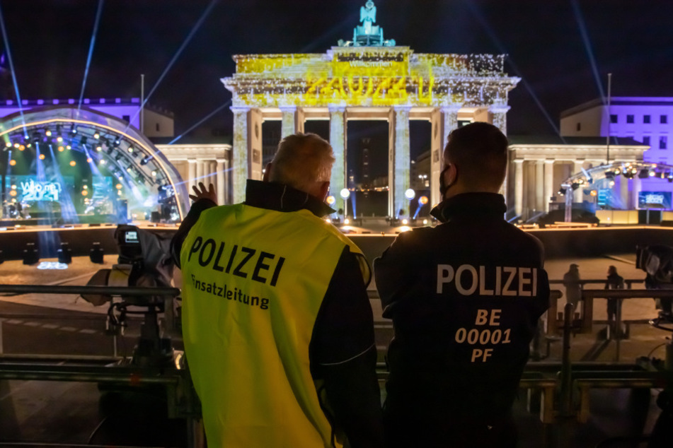 Polizisten stehen vor Beginn der ZDF-Silvestershow "Willkommen 2021" vor dem Brandenburger Tor.