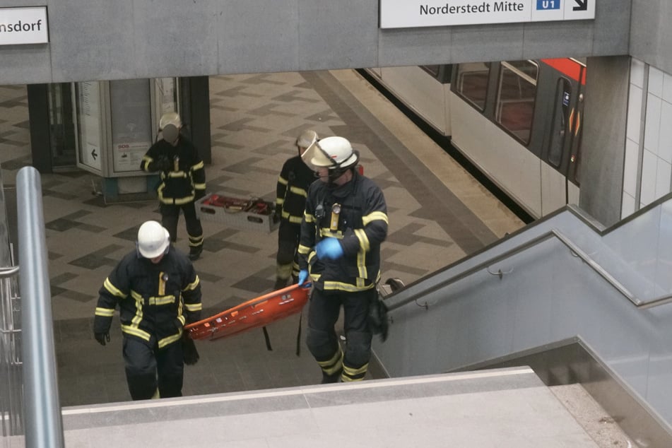 Eine 18-Jährige und ein 25-Jähriger wurden am Donnerstagabend in Hamburg von einer U-Bahn überrollt.