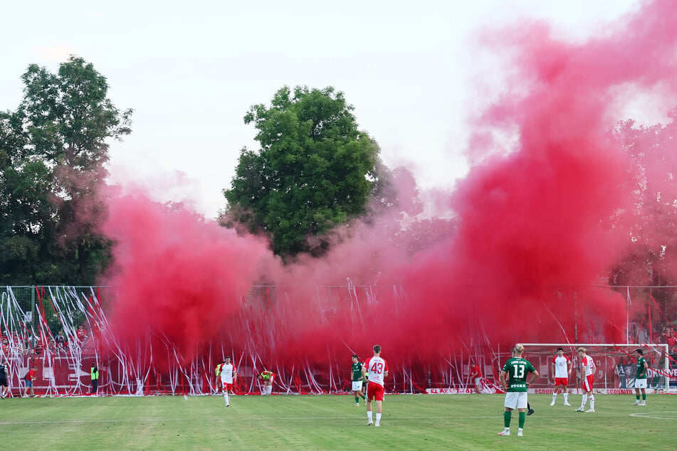 Halles Fans hatten ein bisschen was mit in den Alfred-Kunze-Sportpark gebracht.