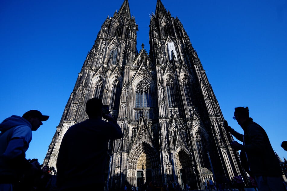 Ab Juli sollen touristische Besucher für den Eintritt in den Kölner Dom zur Kasse gebeten werden. Wie hoch der Eintritt ausfallen wird, ist noch ungewiss.