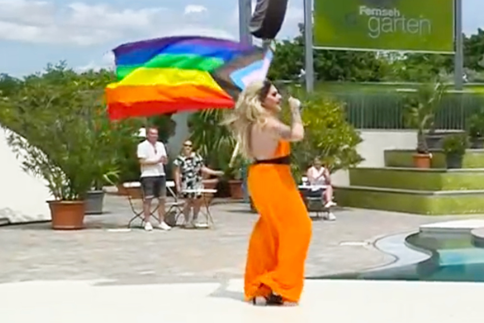 LGBT beim ZDF-Fernsehgarten: Marcella Rockefeller schwenkte eine Regenbogenfahne.