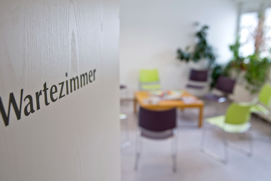 Ein leeres Wartezimmer in einer Arztpraxis: Die Ärztekammer ermittelt in Niedersachsen gegen rund 50 ihrer Mitglieder. (Symbolbild)