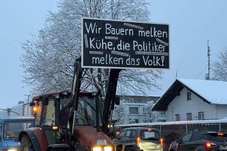 Bauern in Miesbach machen ihrem Ärger auf ihren Plakaten Luft.