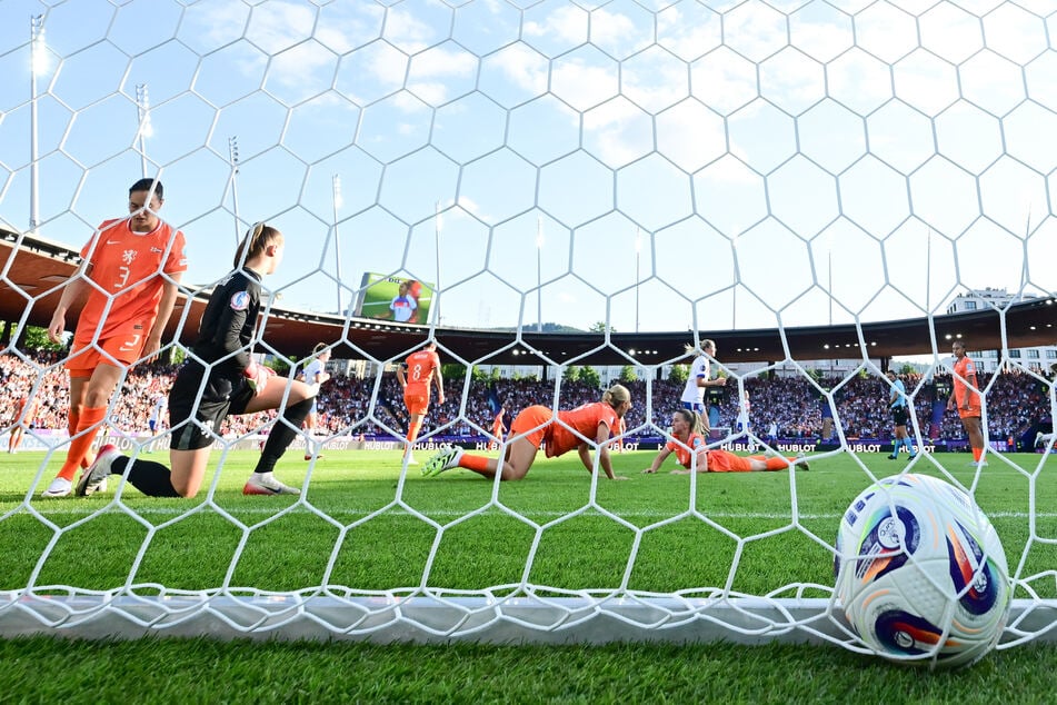 Viermal zappelte der Ball gegen England im Netz der Niederländerinnen, die damit selbst bei einem Sieg im letzten Gruppenspiel um die Teilnahme am Viertelfinale bangen müssen.