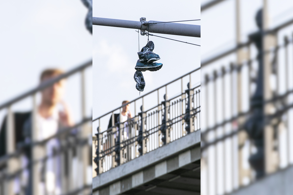 Nicht nur diese zwei Paar hängen an dem Signalmast.