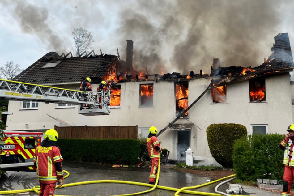 Wohnhaus fackelt komplett ab - Feuerwehr kämpft Stunden gegen Flammenhölle