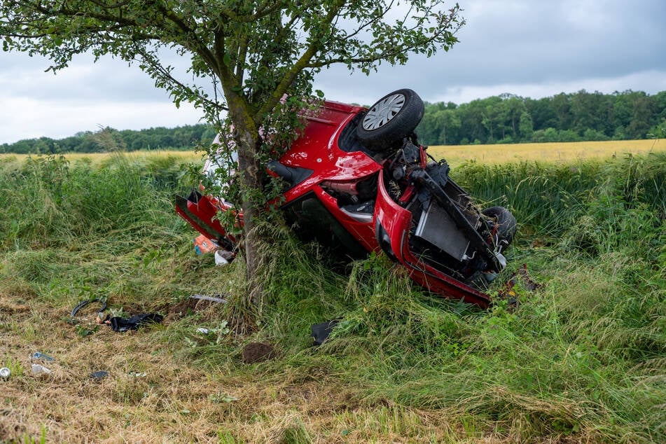 Unglück auf Landstraße: Citroën überschlägt sich mehrfach