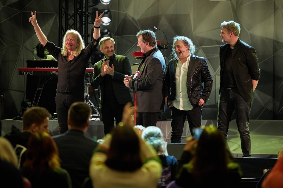 Sänger Claudius Dreilich (M) und seine Band Karat stehen bei der Geburtstagsfeier und Albumvorstellung "50 Jahre Karat" im Babylon Kino auf der Bühne.