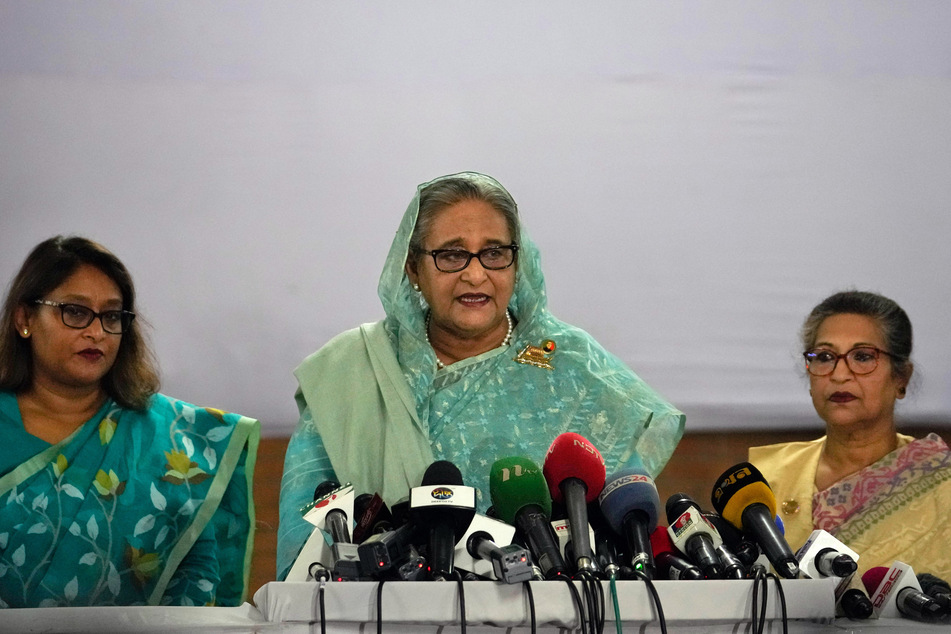 Bangladeschs Premierministerin Scheich Hasina Wajed (76, M.) soll ins Ausland geflüchtet sein.