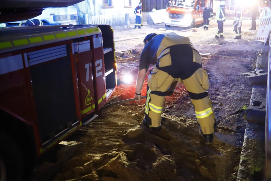 Das Feuerwehr-Fahrzeug fuhr sich fest.