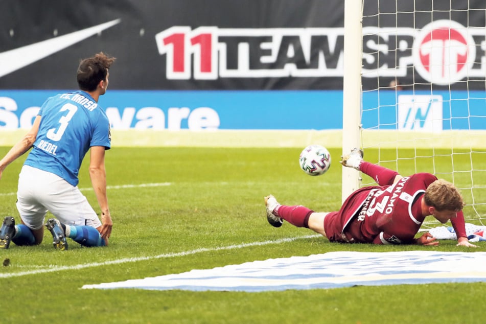 Christoph Daferner machte nach seinem Treffer eine halbe Bauchlandung, war aber vor Gegenspieler Julian Riedel (l.) am Ball.