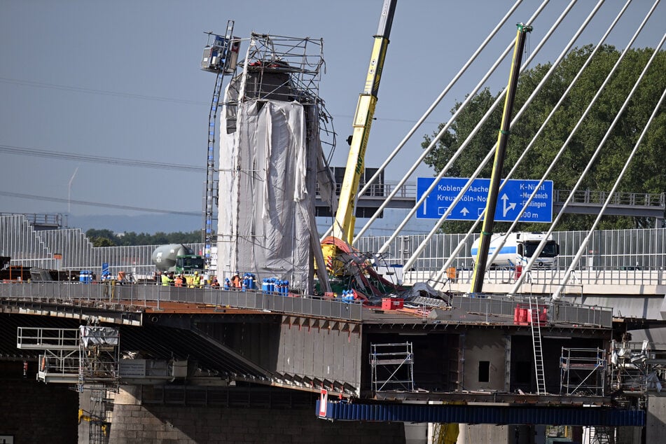 Bei einem Arbeitsunfall auf der alten Leverkusener Rheinbrücke ist in der vergangenen Woche ein Mensch verstorben.