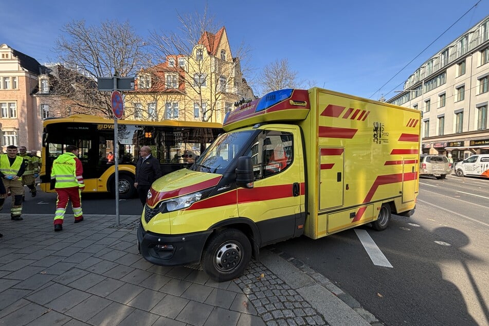 Beim Überqueren der Straße wurde eine 80-Jährige von einem Bus erfasst und dabei schwer verletzt.