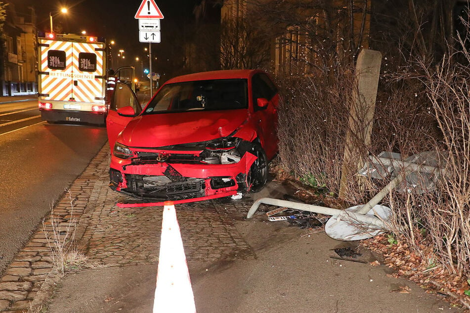 Der VW Polo kam nach dem Unfall auf dem Bürgersteig zum Stehen.