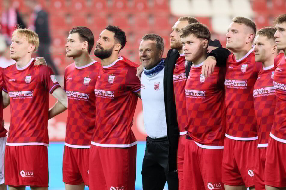 FSV-Trainer Rico Schmitt (4.v.l.) will am Dienstagabend mit seinen Jungs ins Finale.
