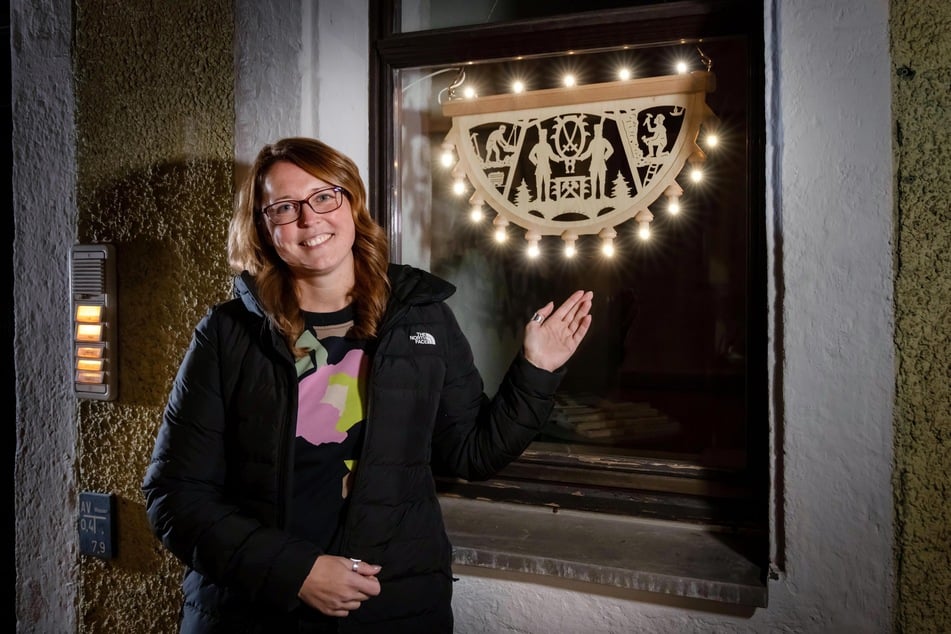 Doreen Schönfelder (39) hat hängende Schwibbögen in den Büro-Fenstern.