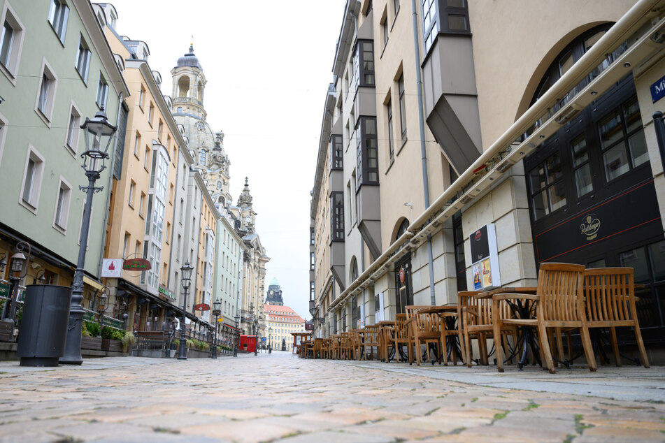 Dresden: Leere Tische und Stühle stehen vor geschlossenen Lokalen auf der Münzgasse.