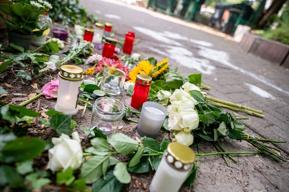 Kerzen und Blumen erinnern in Berlin-Zehlendorf an das schreckliche Verbrechen.