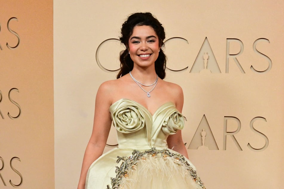 Auliʻi Cravalho (25) verdrehte mit ihrem Kleid wahrscheinlich einige Köpfe.