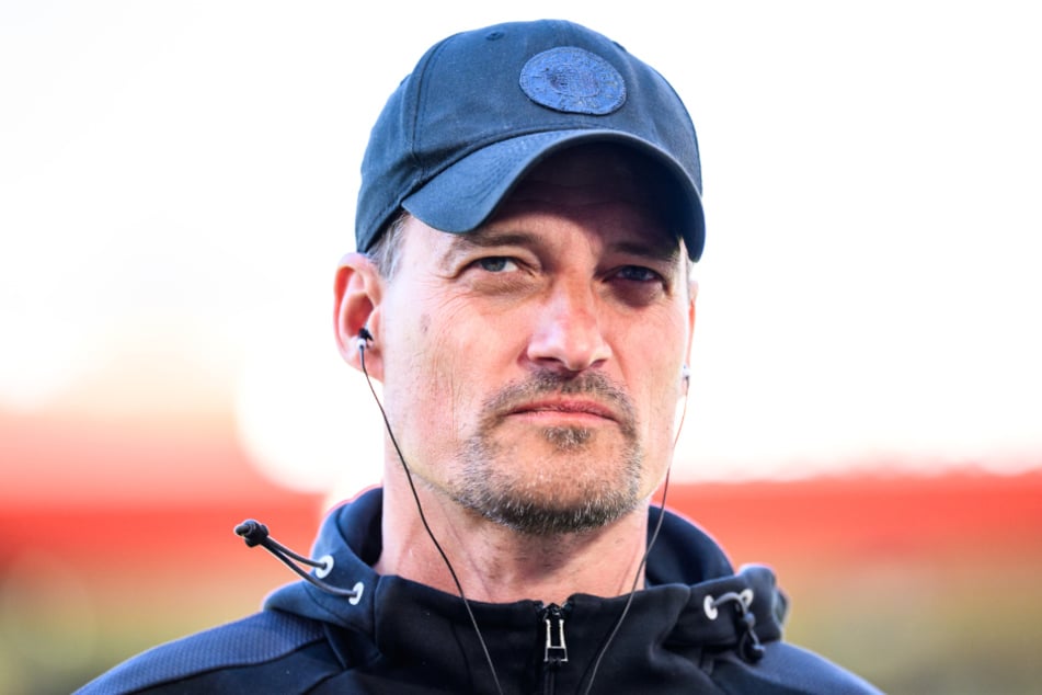 St.-Pauli-Coach Alexander Blessin (52) weiß, was am Sonntag gegen Mainz auf dem Spiel steht.