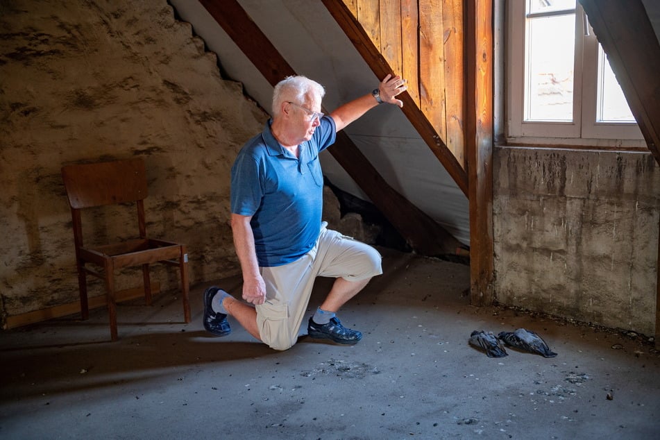 Mieter Detlev Puchta (75) begutachtet ein letztes Mal die Kadaver auf dem Dachboden.