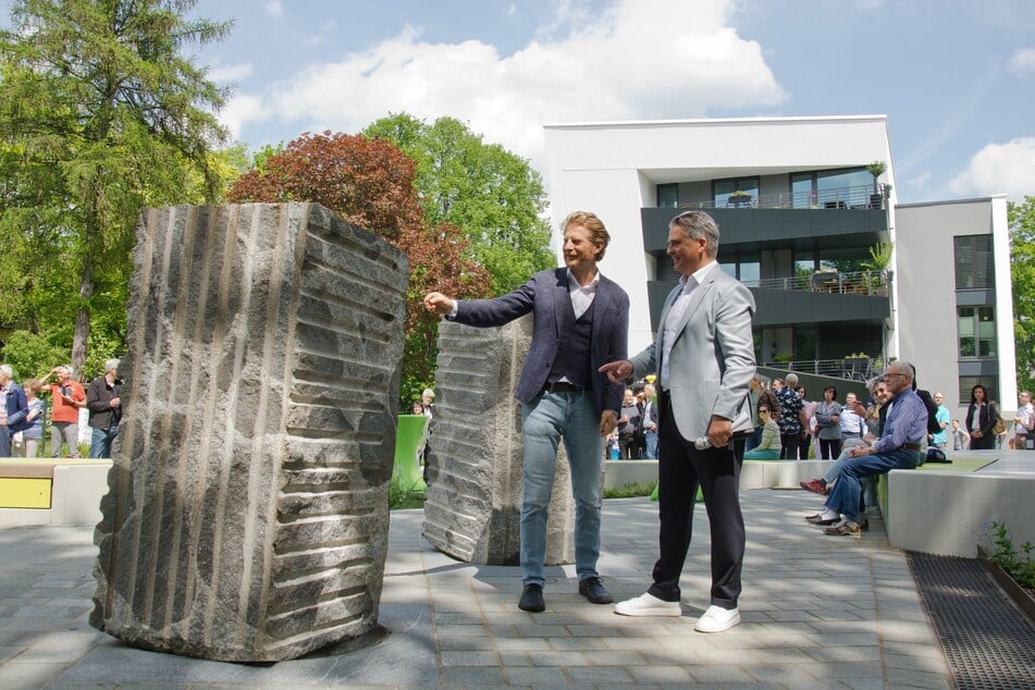 Michael Stötzer (52, Grüne) und Ringo Lottig (rechts) bei der Einweihung der Brunnenanlage "Die tanzenden Steine" der Siedlungsgemeinschaft im Mai 2022.