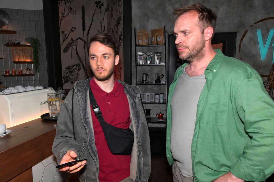 Erik (r.) hegt einen schwerwiegenden Verdacht gegen Robin.