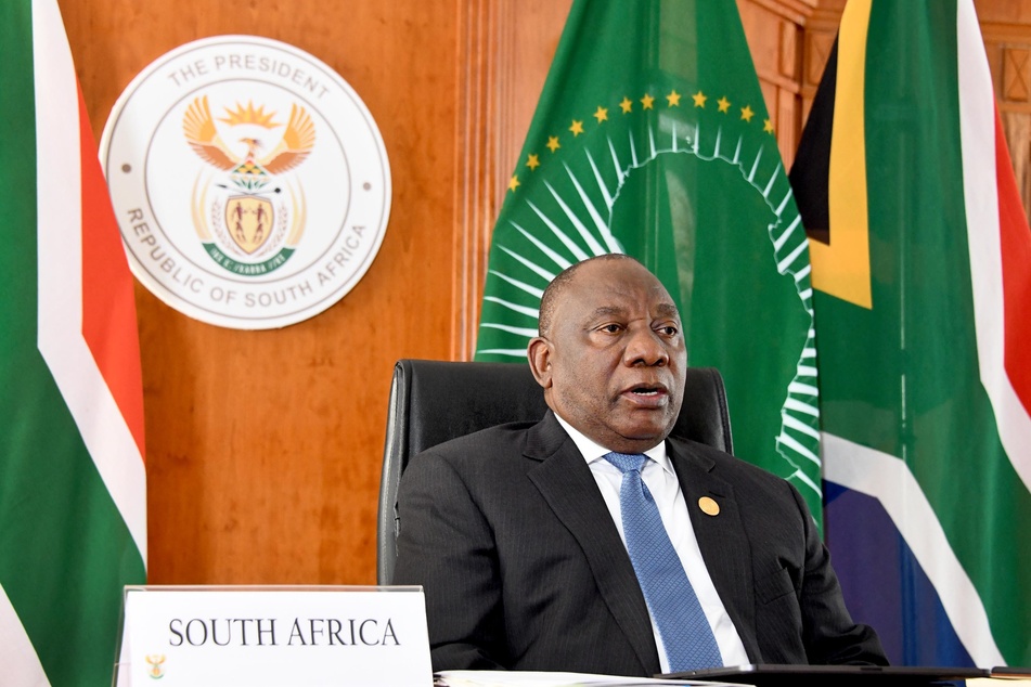 In Südafrika haben sich zwei Minister der Regierung von Präsident Cyril Ramaphosa mit dem Coronavirus infiziert.