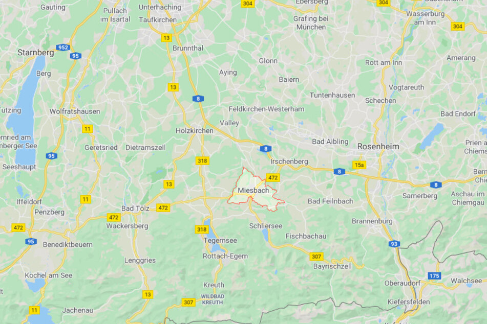 Bei Miesbach kam es zu einem tödlichen Autounfall mit einem 19-Jährigen.