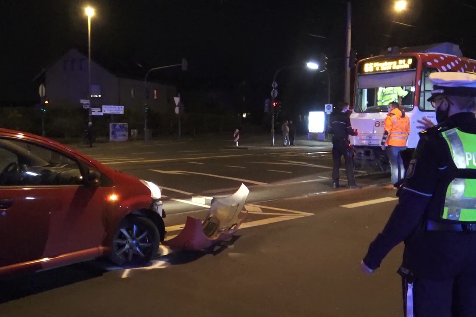 Bei dem Unfall mit einer Straßenbahn wurde eine Frau (23) in Bonn verletzt.