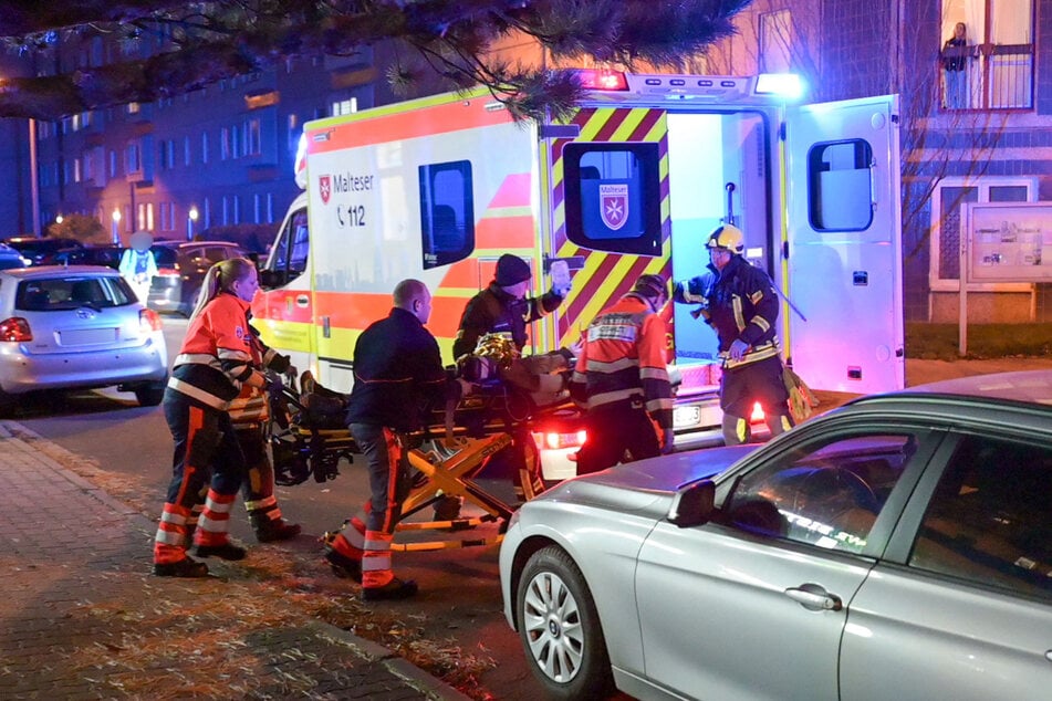 Der Verletzte wurde mit einem Rettungswagen in eine Klinik gebracht.