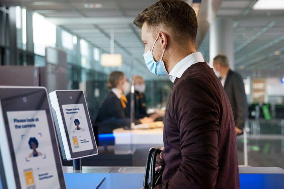 Ein Mann steht an einem biometrischen Gesichtserkennungspunkt.