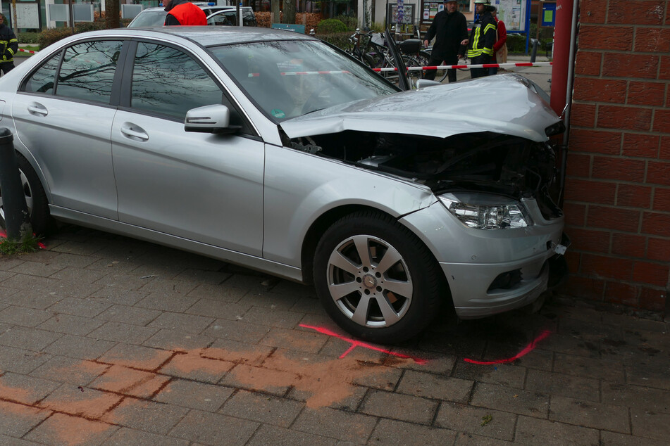Mercedes crasht in Supermarkt - Edeka muss geräumt werden