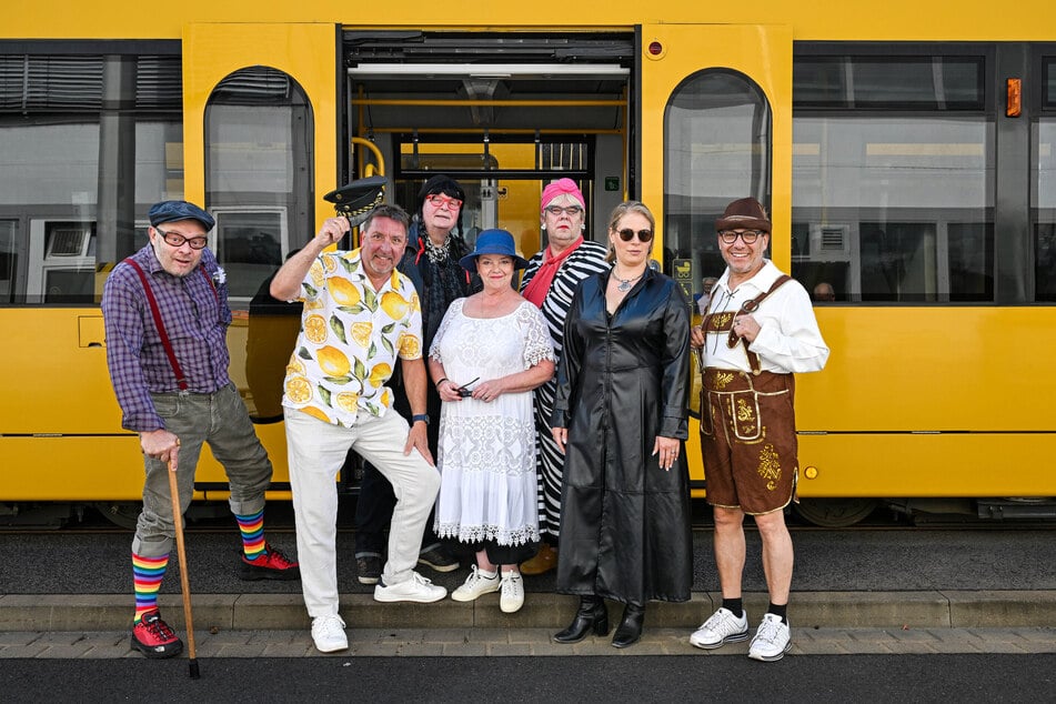 Sechs Schauspielkollegen vom Radeberger Biertheater wagten sich als Böttchers Fahrgäste in die Bahn.