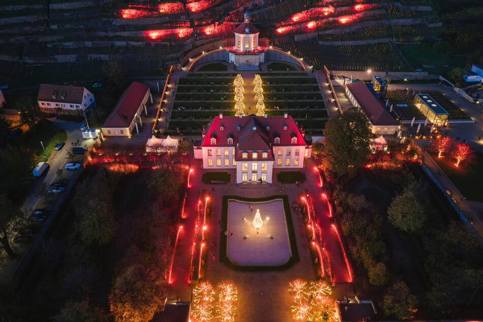 Wie aus einem Wintermärchen - das romantisch illuminierte Schloss Wackerbarth.