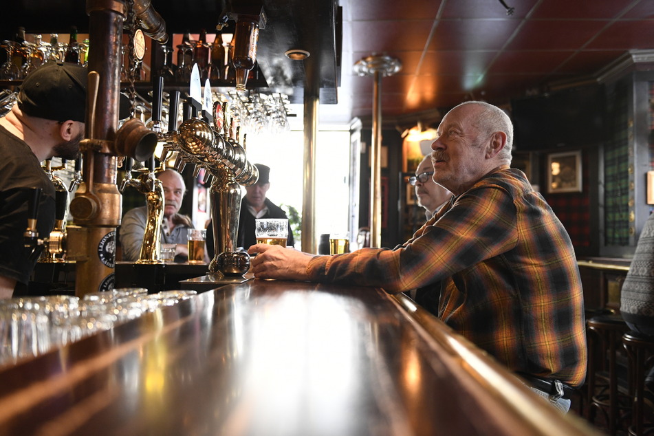Männer sitzen im Pub "Half Way Inn" in Stockholms Zentrum an der Bar. Schweden geht beim Kampf gegen die Ausbreitung des neuartigen Coronavirus weiter einen Sonderweg: Restaurants, Cafés und Kneipen bleiben in dem skandinavischen Land geöffnet.