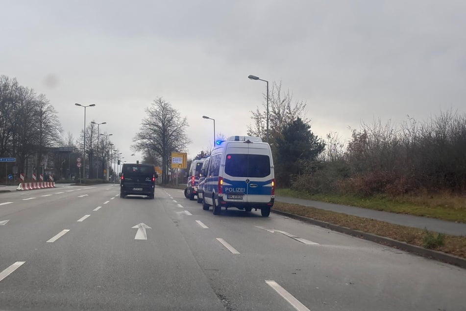 Auf dem Weg zum Fritz-Walter-Stadion wimmelt es vor Polizeifahrzeugen.
