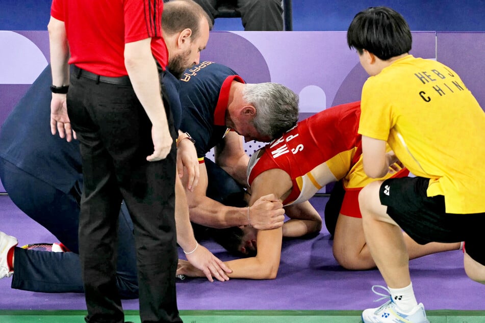 Carolina Marin (31) liegt nach ihrem Sturz am Boden.