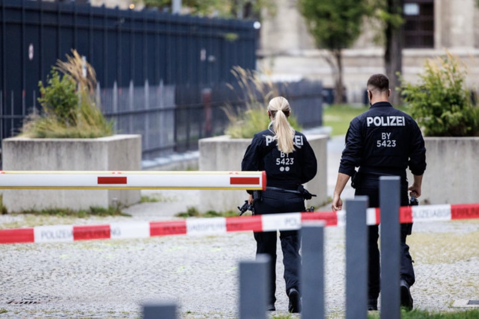 Die Polizei hat in München einen verdächtigen Mann erschossen.