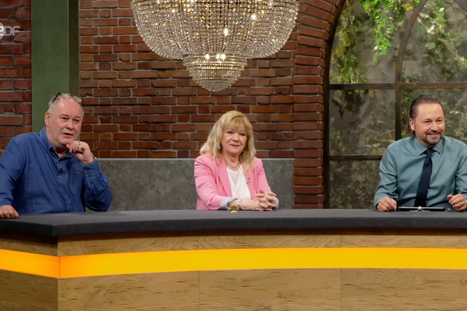 Vor allem Walter Lehnertz (59, l.), Elke Velten (73, M.) und Wolfgang Pauritsch (54) zeigen Interesse an der nostalgischen Eierwaage.