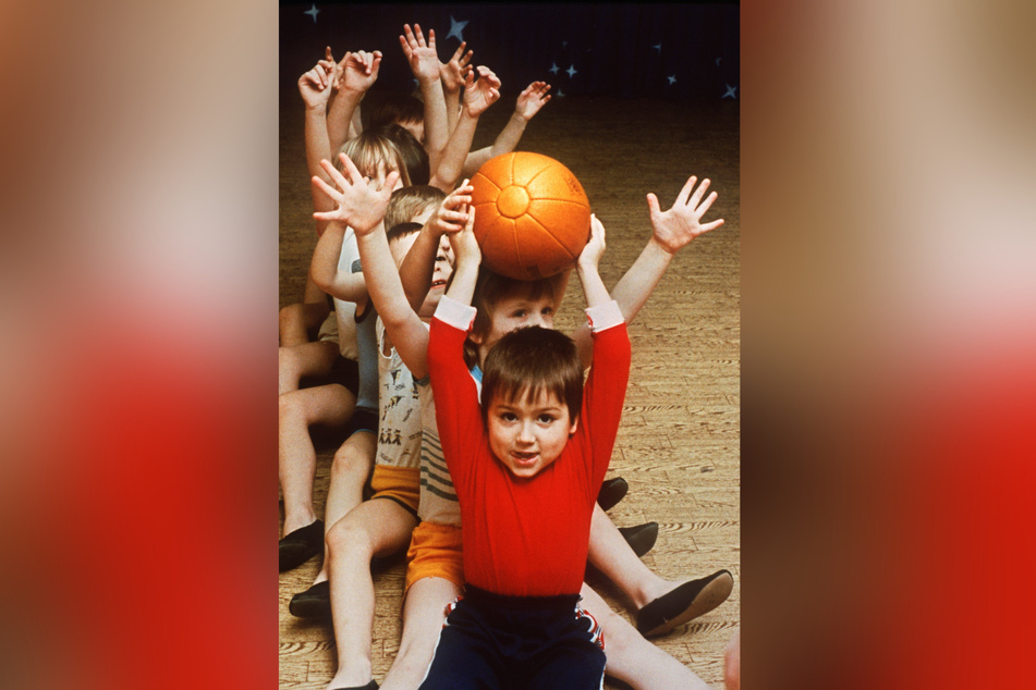 Bereits im Kindergarten erhielten DDR-Kinder gelegentlich Sportstunden. In Sachen Beweglichkeit, Ausdauer und Teamgeist waren sie ihren Zeitgenossen aus dem Westen weit voraus.