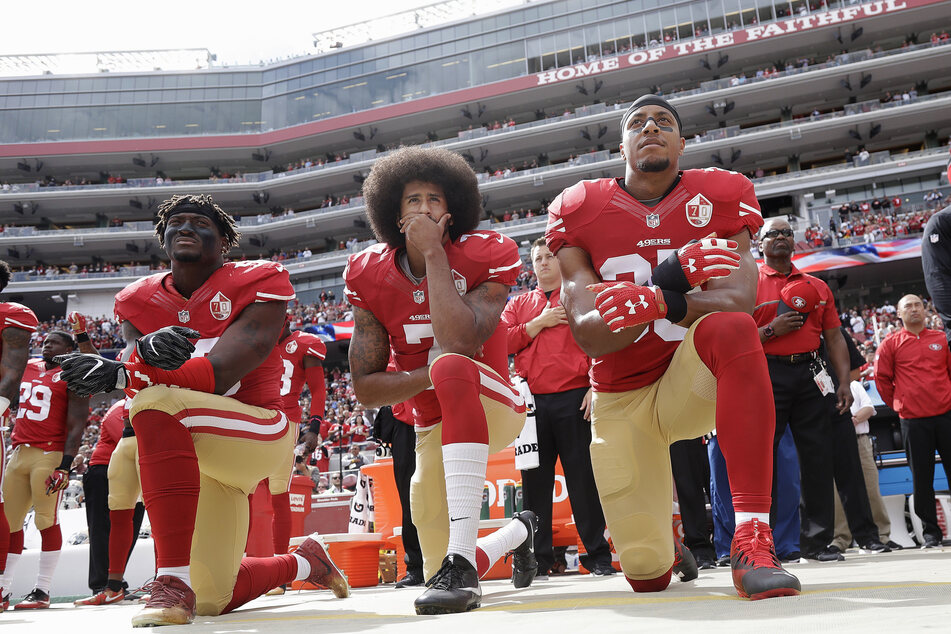 v.l.n.r.: San Francisco 49ers Linebacker Eli Harold, Quarterback Colin Kaepernick und Safety Eric Reid knien bei der Nationalhymne vor einem NFL Football-Spiel.